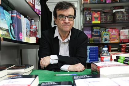 28/05/2023 El escritor Javier Cercas durante la firma de libros en la Feria del Libro de Madrid 2023, en el Parque del Retiro, a 28 de mayo de 2023. en Madrid (España). Esta 82 edición de la feria se celebra bajo el lema 'Somos de Ciencias y de Letras', motivo por el que también está presente Naukas, la mayor plataforma de divulgación de ciencia en español y el CSIC (Consejo Superior de Investigaciones Científicas). La feria cuenta con un total de 36 casetas alineadas más las 24 de la zona central del recorrido y estará abierta hasta el próximo 11 de junio. CULTURA Isabel Infantes - Europa Press