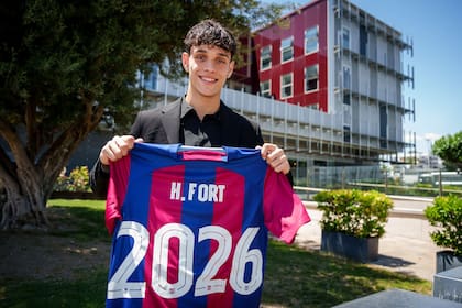 28/05/2024 Fútbol.- El lateral Héctor Fort renueva con el FC Barcelona hasta 2026. El lateral español Héctor Fort seguirá en el primer equipo de fútbol masculino del FC Barcelona hasta verano de 2026 tras llegar a un acuerdo para la renovación de su contrato para las dos siguientes temporadas, tras debutar con el primer equipo en esta campaña 23/24. DEPORTES GERMAN PARGA/FCB