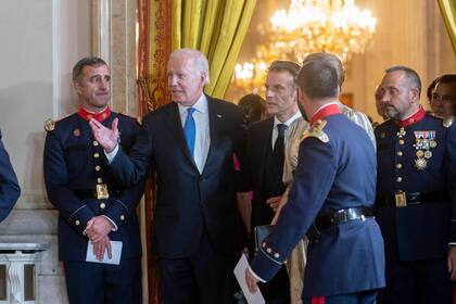 28/06/2022 El presidente de los Estados Unidos, Joe Biden, y el presidente de Francia, Emmanuel Macron, a su llegada a la cena de Gala Real para los participantes de la Cumbre de la OTAN, en el Palacio Real, en Madrid. POLITICA Alberto Ortega - Europa Press