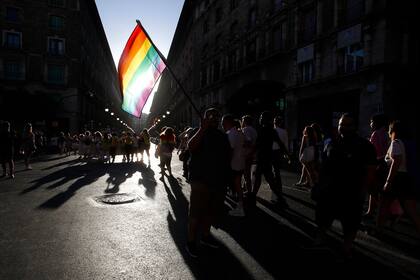 28/06/2022 Un hombre levanta una bandera durante una manifestación por el Orgullo LGTBI, a 28 de junio de 2022, en Palma de Mallorca, Baleares (España). Con esta marcha, que se celebra bajo el lema '30 años de lucha. Derechos y resiliencia', durante el Día Internacional del Orgullo LGBT, los asistentes quieren reclamar la "memoria histórica" del colectivo Lgtbi; así como la defensa de los Derechos de las personas del colectivo y la aprobación de la Ley Trans. POLITICA Isaac Buj - Europa Press