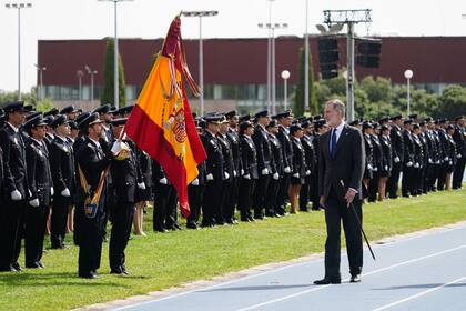 28/06/2024 El rey preside en Ávila la jura de más de dos mil nuevos agentes de la Policía Nacional . El rey Felipe VI ha presidido esta mañana la jura de la trigésimo octava promoción de la escala básica de la Policía Nacional, en la Escuela Nacional de Policía de Ávila, en un acto en el que han jurado el cargo 2.208 nuevos agentes de este Cuerpo. CASTILLA Y LEÓN ESPAÑA EUROPA ÁVILA SOCIEDAD MANUEL LAYA