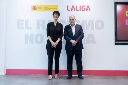28/06/2024 La ministra de Inclusión, Seguridad Social y Migraciones, Elma Saiz, y el presidente de LaLiga, Javier Tebas, durante la presentación del balance de 'Este partido lo vamos a ganar', la campaña contra el racismo, en la sede de LaLiga, a 28 de junio de 2024, en Madrid (España). La campaña, en la que han colaborado de forma conjunta el Ministerio y la patronal de clubes, ha durado cuatro semanas y se enmarca en el proyecto europeo SCORE, 'Ciudades Deportivas que se oponen al Racismo en Europa', liderado por Inclusión, a través del Observatorio Español del Racismo y la Xenofobia (OBERAXE). DEPORTES Alberto Ortega - Europa Press