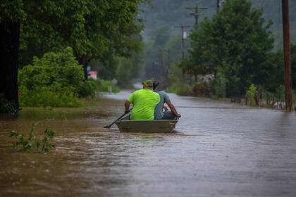 28/07/2022 July 28, 2022, Breathitt County, Kentucky, USA: Two men paddle in a boat in flooded waters early Thursday, near Wolverine Road in Breathitt County, Kentucky. At least three people have died in the flooding in eastern Kentucky following heavy overnight rains, the governor said Thursday. POLITICA Europa Press/Contacto/Ryan C. Hermens