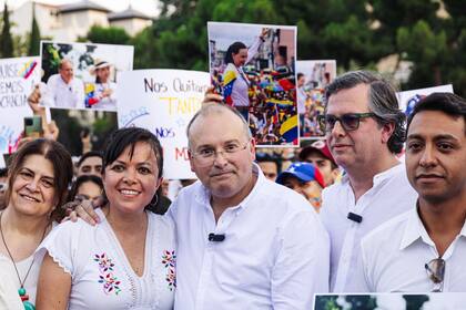 28/07/2024 El portavoz del PP en el Congreso, Miguel Tellado (3d), durante una manifestación en apoyo a la oposición venezolana, a 28 de julio de 2024, en Madrid (España). Hoy se celebran en Venezuela las elecciones presidenciales. Comando ConVzla ha convocado una manifestación, secundada por el PP de Madrid, para mostrar su apoyo hacia la líder opositora venezolana, María Corina Machado, y al candidato de la oposición, Edmundo González, ambos parte de la Plataforma Unitaria Democrática (PUD), que pretenden ganar las elecciones frente al actual presidente, Nicolás Maduro. POLITICA Carlos Luján - Europa Press