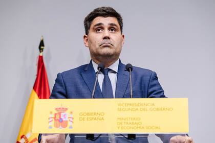 28/08/2023 El presidente de Asociación de Futbolistas Españoles, David Aganzo, ofrece una rueda de prensa tras reunirse con la vicepresidenta segunda y ministra de Trabajo y Economía Social en funciones, en la sede del Ministerio, a 28 de agosto de 2023, en Madrid (España). La vicepresidenta segunda y ministra de Trabajo y Economía Social en funciones mantiene hoy encuentros con la presidenta del sindicato mayoritario del fútbol femenino (Futpro), con representantes de la Asociación de Futbolistas Españoles (AFE) y con una delegación de la Liga de Fútbol Femenino, según ha informado el Ministerio de Trabajo en un comunicado. En concreto, el objetivo del encuentro entre Díaz y Gutiérrez es ahondar en la situación en la que se encuentran las condiciones laborales de las jugadoras. DEPORTES Carlos Luján - Europa Press