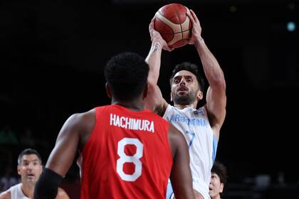 Facundo Campazzo lanza sobre el japonés Rui Hachimura