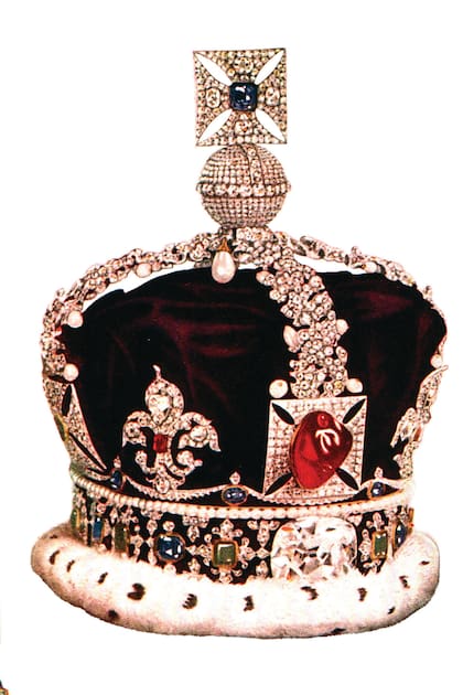 2868 diamantes tiene la corona Imperial. El más importante de ellos es el Cullinan II, ubicado en la cara frontal de la joya, justo debajo del Rubí del Príncipe Negro, de 170 quilates. Al igual que la Corona de San Eduardo, la Imperial está rematada por una esfera y una cruz -aunque en esta hay diamantes- y en la base tiene una banda de piel de armiño.