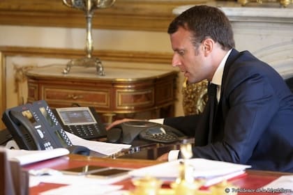 29-04-2018 El presidente de Francia, Emmanuel Macron, hablando por teléfono POLITICA EUROPA FRANCIA PRESIDENCIA FRANCESA