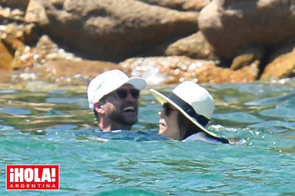 29 de julio. La pareja disfruta del mar Tirreno en pleno verano europeo.