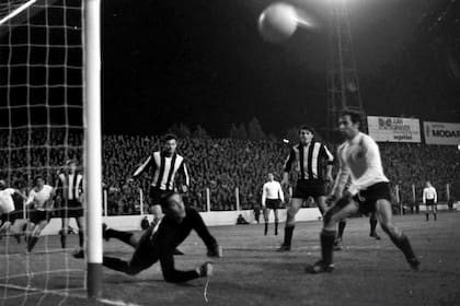 29) Ariel Pinto salva a Peñarol frente al Bocha Flores; atrás, observa Bilardo