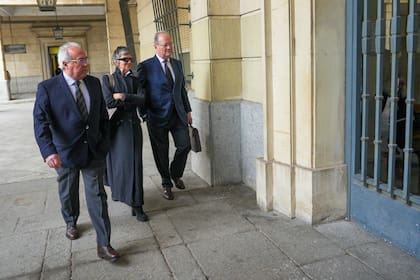 29/01/2024 La secretaría de Gestión Económica de UGT-A, María Charpín (C) a su llegada al juicio, a 29 de enero de 2024 en Sevilla, Andalucía (España). En la Audiencia de Sevilla, ha dado inicio el juicio contra la antigua cúpula de UGT-Andalucía, acusada de un presunto delito continuado de fraude de subvenciones valorado en más de 40 millones de euros. POLITICA Francisco J. Olmo - Europa Press