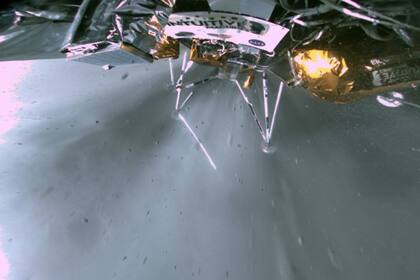 29/02/2024 Nave Odiseo aterrizando en la Luna.  Intuitive Machines ha publicado las primeras imágenes de su aterrizador Odiseo en suelo lunar, mientras todos los experimentos de la NASA a bordo continúan funcionando.  POLITICA INVESTIGACIÓN Y TECNOLOGÍA INTUITIVE MACHINES