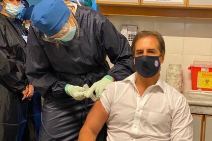 29/03/2021 Coronavirus.- El presidente de Uruguay recibe la primera dosis de la vacuna contra la COVID-19. El presidente de Uruguay, Luis Lacalle Pou, ha recibido este lunes la primera dosis de la vacuna contra la COVID-19, en este caso el fármaco desarrollado por Sinovac. POLITICA ESPAÑA EUROPA MADRID INTERNACIONAL TWITTER @LUISLACALLEPOU