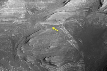 29/04/2022 El horizonte marcador (flecha amarilla) es más oscuro, más suave y más duro que las rocas que contienen sulfato que lo rodean. POLITICA INVESTIGACIÓN Y TECNOLOGÍA NASA/UNIVERSITY OF ARIZONA.