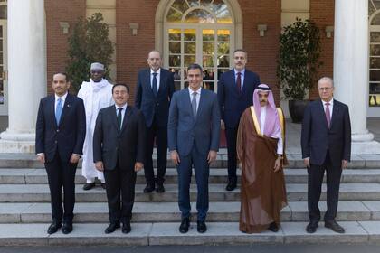 29/05/2024 En primera fila, el presidente del Gobierno, Pedro Sánchez (c), el ministro de Asuntos Exteriores, Unión Europea y Cooperación, José Manuel Albares (2i), y en segunda fila, el secretario general de la Organización de Cooperación Islámica, Hussein Ibrahim Taha (i), durante su encuentro con los ministros de Asuntos Exteriores del Comité Ministerial Árabe Islámico sobre Gaza, en el Palacio de La Moncloa, a 29 de mayo de 2024, en Madrid (España). Los países representados han sido Arabia Saudí, Catar, Palestina, Jordania, Turquía, además de contar con la asistencia del secretario general de la Organización de Cooperación Islámica. El encuentro se produce un día después de que el presidente del Gobierno, Pedro Sánchez, realizara una declaración institucional sobre el reconocimiento del Estado de Palestina. POLITICA Eduardo Parra - Europa Press