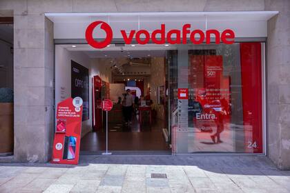 29/06/2021 Tienda Vodafone. Vodafone ha lanzado una nueva promoción para nuevos clientes que hagan una portabilidad de contrato a cualquier tarifa convergente de la operadora, de manera que podrán llevarse de manera gratuita un dispositivo valorado en hasta 1.099 euros, según el plan contratado, tal y como ha informado la compañía a través de un comunicado. POLITICA INVESTIGACIÓN Y TECNOLOGÍA VODAFONE