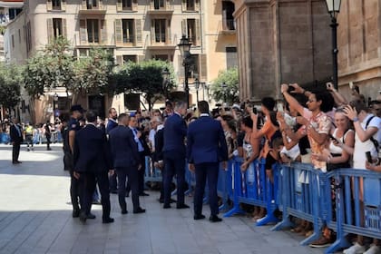 29/07/2022 El rey Felipe VI, a su salida de La Almudaina saludando a la gente. POLITICA ESPAÑA EUROPA ISLAS BALEARES AUTONOMÍAS