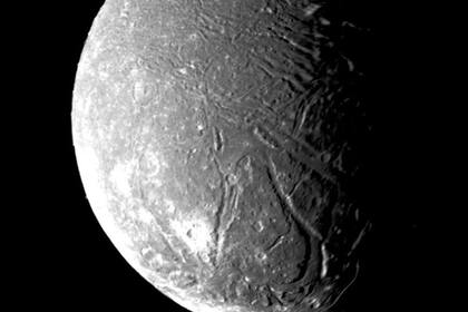 29/07/2024 Un mosaico de imágenes de la luna Ariel de Urano, tomada por la cámara de ángulo estrecho de la Voyager 2 el 24 de enero de 1986. POLITICA INVESTIGACIÓN Y TECNOLOGÍA NASA/JET PROPULSION LABORATORY