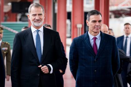 29/11/2023 El Rey Felipe VI (i) y el presidente del Gobierno, Pedro Sánchez (d), a su llegada a realizar el viaje inaugural de la alta velocidad a Asturias, desde la estación de Madrid-Chamartín-Clara Campoamor, a 29 de noviembre de 2023, en Madrid (España). La alta velocidad llega hoy a Asturias tras 19 años de obras y 4.000 millones de inversión. La duración del trayecto entre Madrid y Oviedo será de menos de tres horas y efectúa parada en Segovia, Valladolid, Palencia y León, ya en el Principado de Asturias en Pola de Lena, Mieres, Oviedo y finalmente en Gijón. La infraestructura que permite este nuevo hito en la historia ferroviaria de España será la nueva Variante de Pajares, un tramo de 50 kilómetros de longitud, de los que el 80% transcurren en túneles, y en el que han llegado a trabajar hasta 4.000 personas a la vez. Las obras comenzaron en 2004 y, pese a estar prevista su apertura en 2010, la complejidad geológica y morfológica del macizo montañoso que atraviesa ha provocado un retraso de hasta 13 años. De hecho, uno de los 12 túneles que tiene será de 25 kilómetros, convirtiéndose en el séptimo más largo del mundo. POLITICA A. Pérez Meca - Europa Press