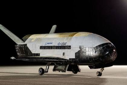 29/12/2023 El vehículo de prueba orbital X-37B en la instalación de aterrizaje del transbordador del Centro Espacial Kennedy de la NASA poco después de aterrizar el 12 de noviembre de 2022. POLITICA INVESTIGACIÓN Y TECNOLOGÍA U.S. SPACE FORCE/STAFF SGT. ADAM SHANKS