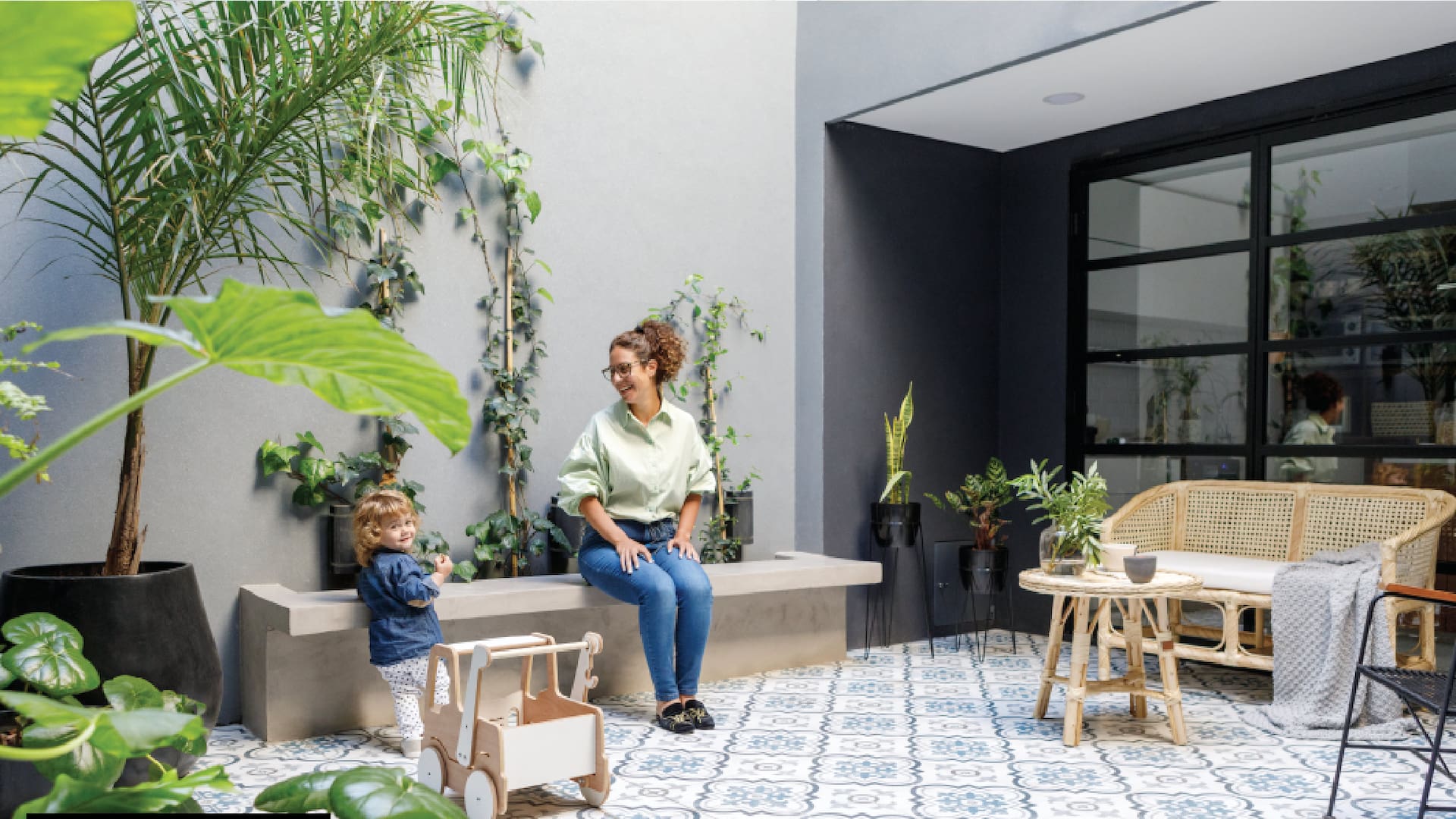 Comprar el PH vecino les permitió quedarse en la casa que amaban, ampliarse al ritmo de su familia y tener un patio que lo ilumina todo