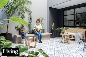 Comprar el PH vecino les permitió quedarse en la casa que amaban, ampliarse al ritmo de su familia y tener un patio que lo ilumina todo