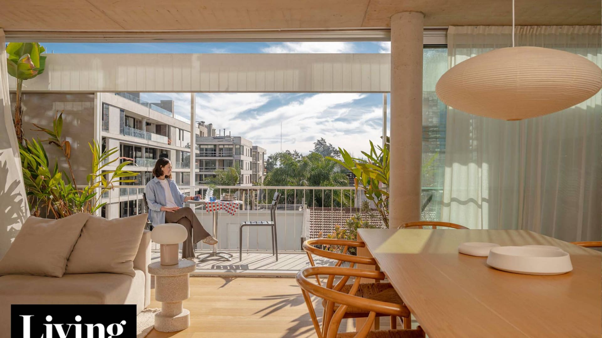 Con roble y hormigón como base, una joven arquitecta y su socia apostaron por un interiorismo cálido y minimalista