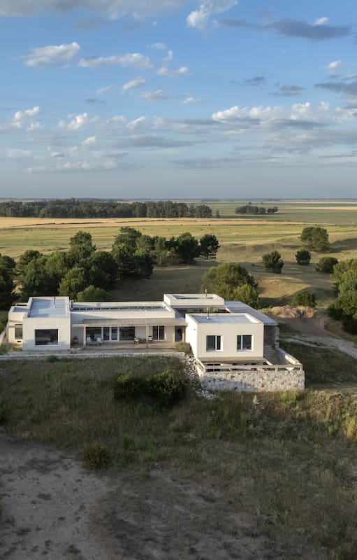 Entre el campo y el mar, una casa en un exclusivo barrio de Lobería donde el paisaje marca el diseño