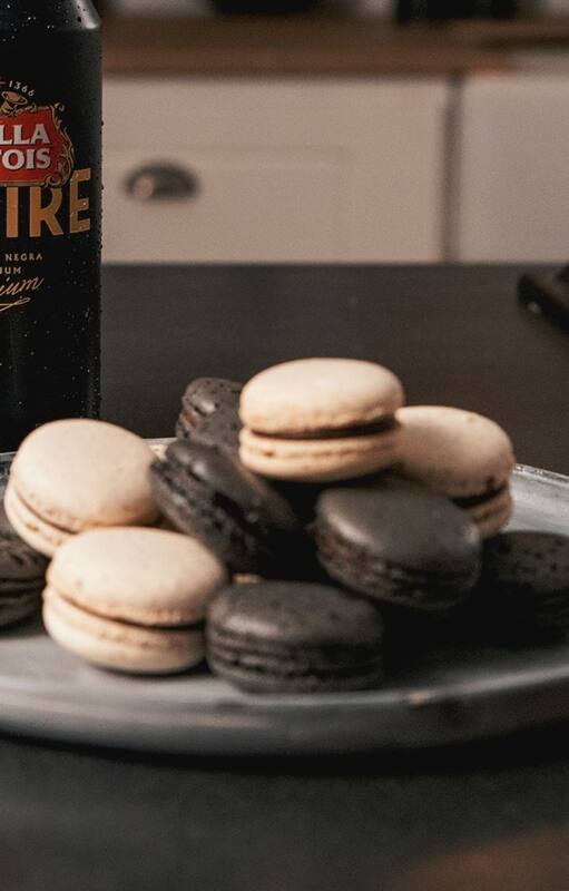Receta de macarons franceses con cerveza y chocolate en blanco y negro