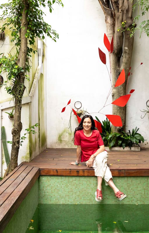 Nos metemos en el universo creativo de Ana Manghi y sus piezas únicas en vidrio que dan identidad a cada espacio