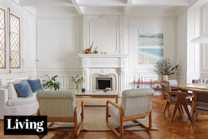 Renunció a los amenities de los edificios nuevos para mudarse a este piso de 1908 en Recoleta y le dio elegancia actual