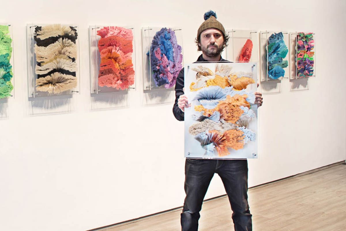 Hace arte con escobillones y vende sus obras en dólares
