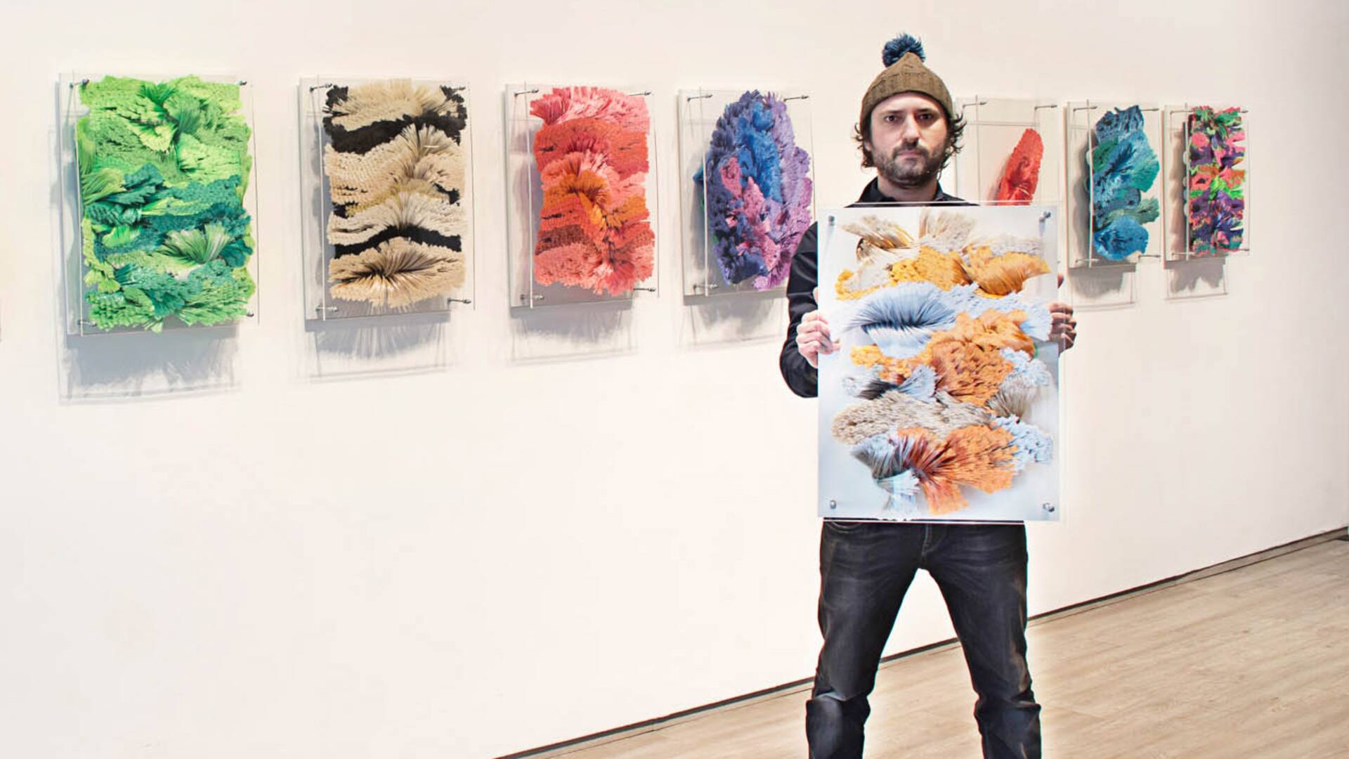 Hace arte con escobillones y vende sus obras en dólares