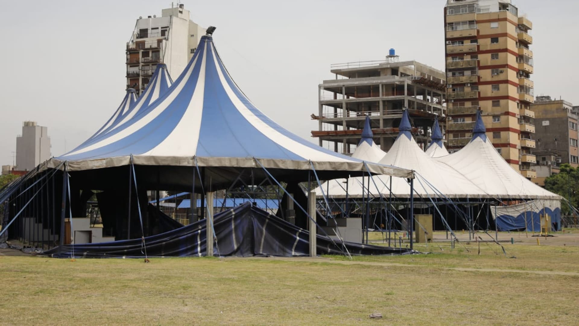 Carpas en ruinas, pasillo lúgubre y boleterías oxidadas: así está hoy el circo abandonado en plena ciudad, sin uso ni destino