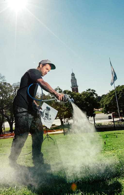 Saype, el artista francés que creó una inmensa obra sobre césped en Retiro