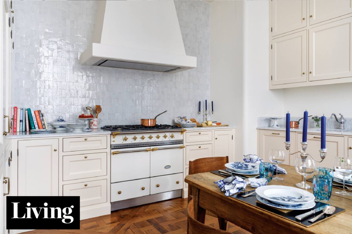 A la altura de un clásico. Muebles de diseño, telas coloridas y una cocina de campo en la renovación de un piso francés