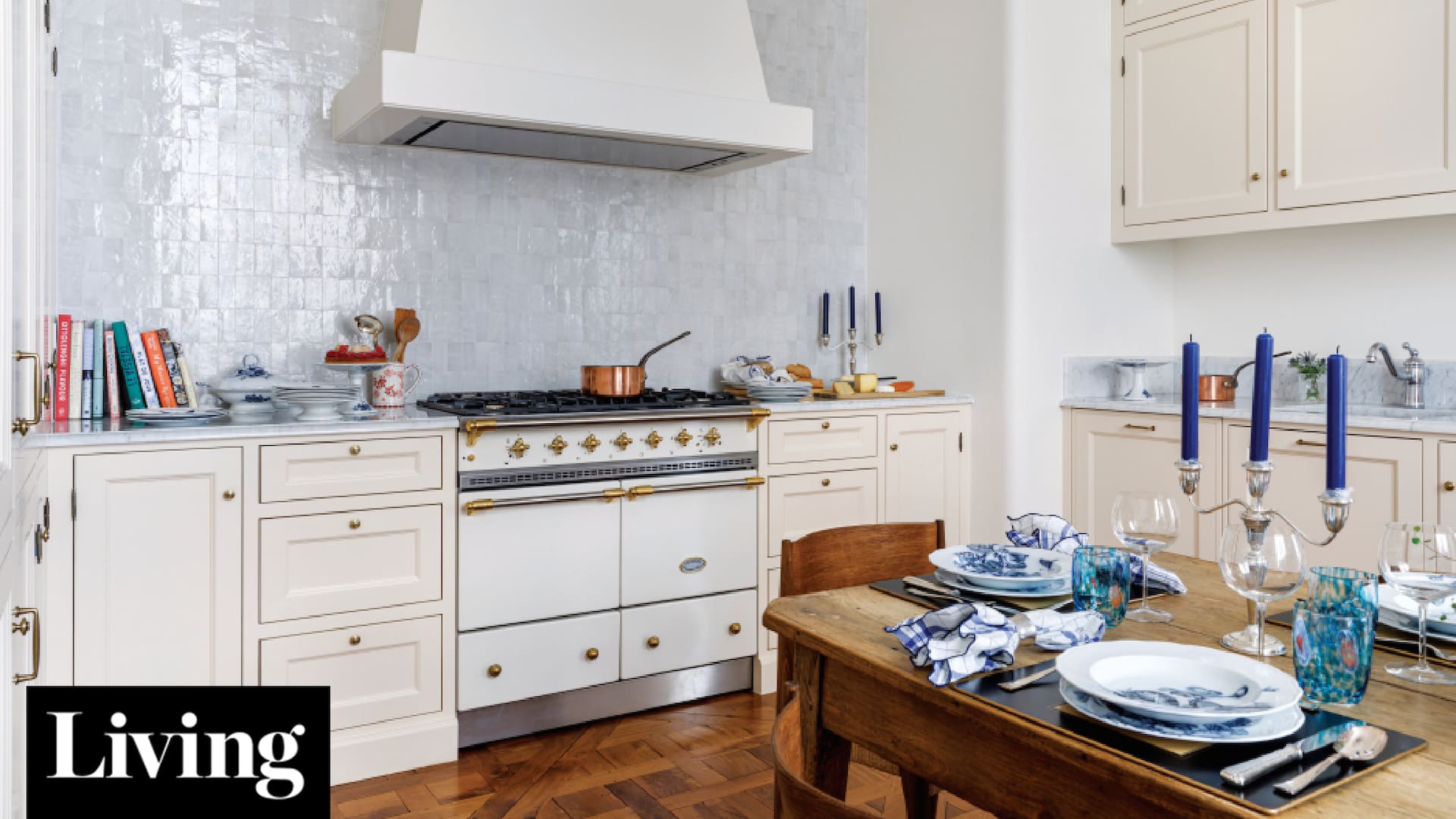 A la altura de un clásico. Muebles de diseño, telas coloridas y una cocina de campo en la renovación de un piso francés