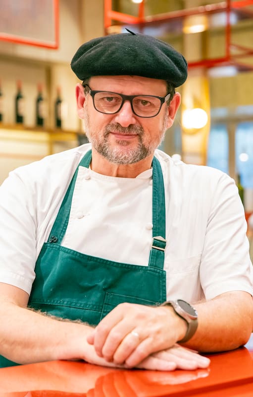 Llegó de Francia hace 35 años y hoy abre un restaurante con sello francés, especializado en pollo a las brasas: “No soy un cocinero moderno”