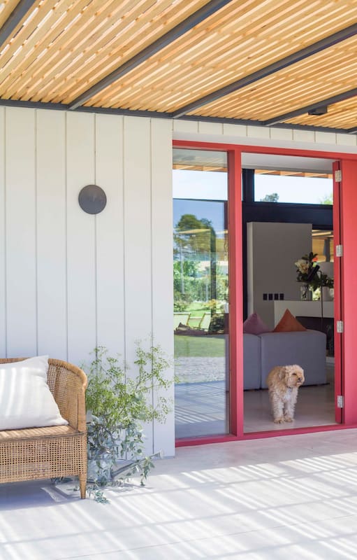 LIVING detalles en rojo