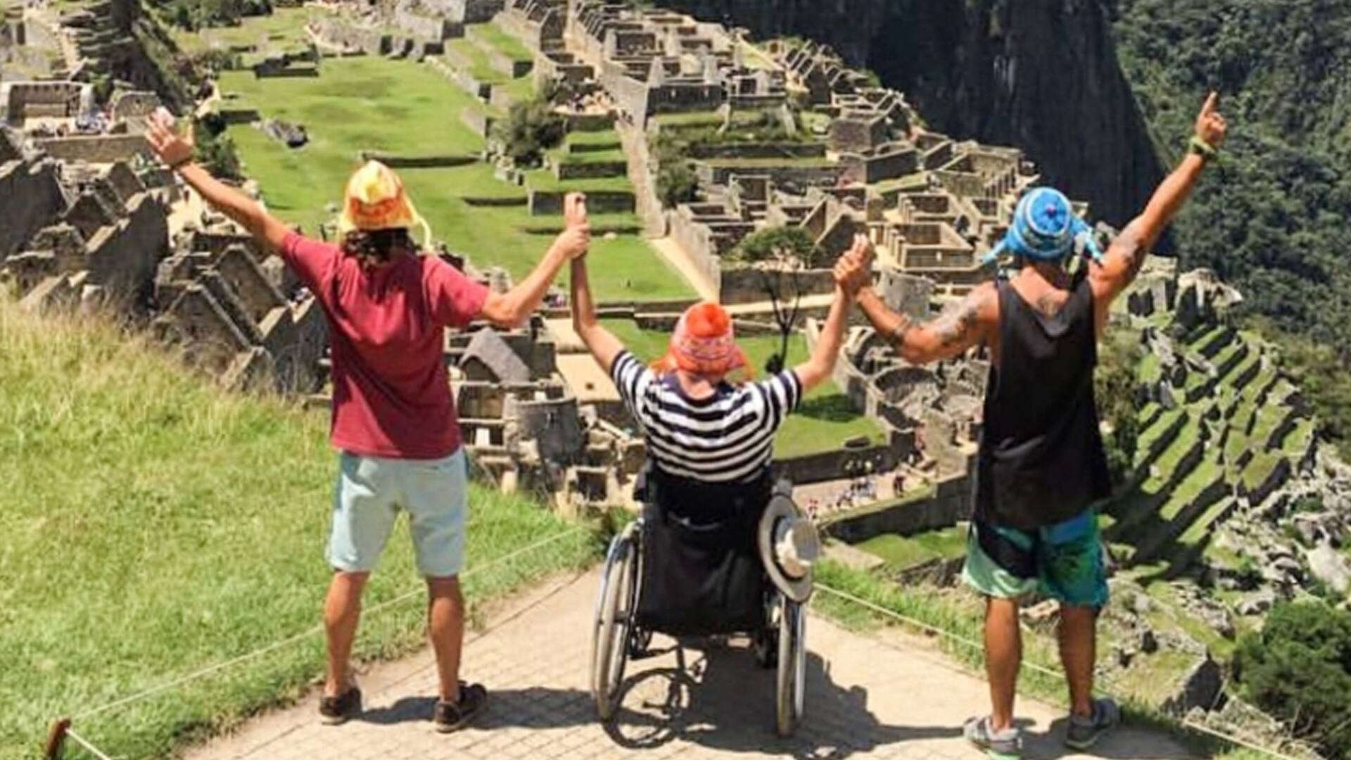 Hazaña. Cuatro días después de una cirugía de corazón, subió al Machu Picchu en silla de ruedas