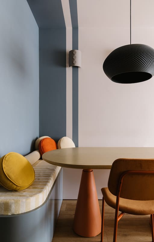 La arquitecta Camila Monge desafió los límites del color y las texturas en este tres ambientes de Belgrano