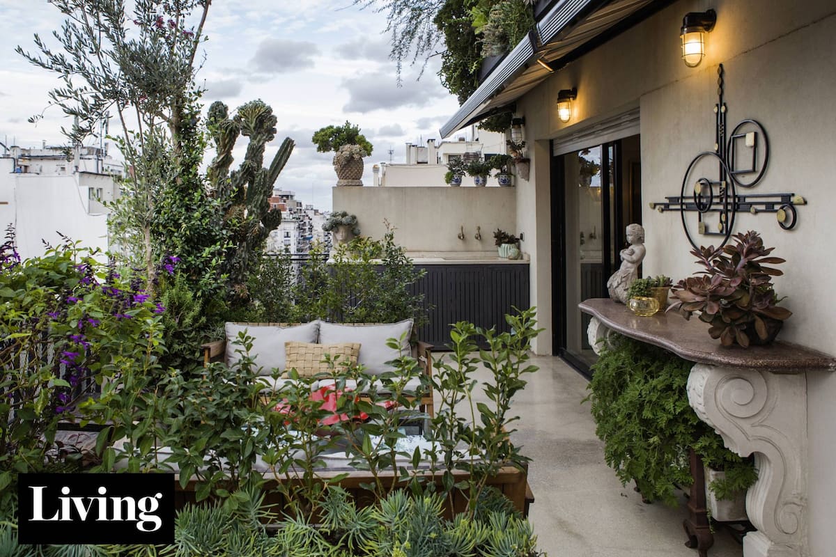 Terrazas y balcones frondosos y bien equipados para entusiasmarse con la primavera