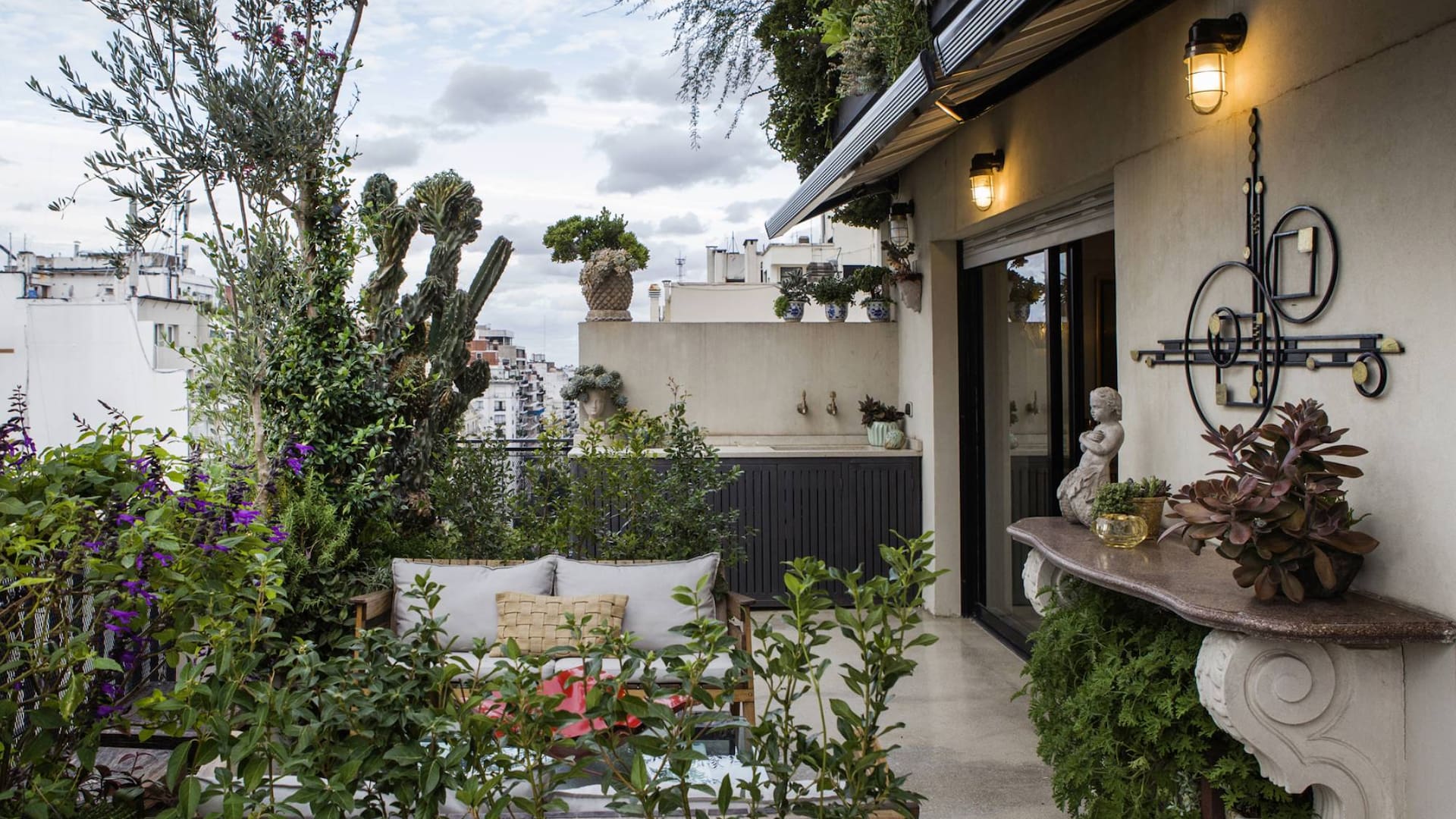 Terrazas y balcones frondosos y bien equipados para entusiasmarse con la primavera