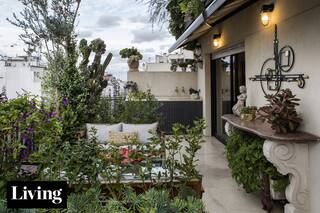 Terrazas y balcones frondosos y bien equipados para entusiasmarse con la primavera