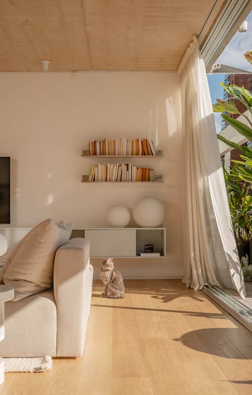 Con roble y hormigón como base, una joven arquitecta y su socia apostaron por un interiorismo cálido y minimalista