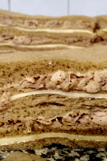 El Cisne: la confitería famosa por sus sandwiches de miga gigantes