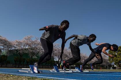 3 de abril de 2020. El corredor paralímpico de Sudán del Sur, de 100 metros y 200 metros, Michael Machiek Ting Kutjang (izq.) y el corredor de obstáculos Joseph Akoon Akoon Akoon participan en una sesión de entrenamiento en Maebashi. El aplazamiento de los Juegos Olímpicos de Tokio 2020 fue un duro