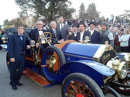 3 de septiembre de 2011. Un día histórico: el Gobron volvió a circular por las calles de Intendente Alvear. Al volante, Carlos Crova. Lo acompaña el intendente, Eduardo Pepa.