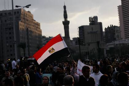 30-01-2011 Un hombre sostiene una bandera egipcia mientras el sol se pone en una protesta masiva antigubernamental en la Plaza Tahrir el 30 de enero de 2011 en El Cairo..  Amnistía Internacional (AI) ha urgido este jueves a poner fin a la "red de terror" de la Agencia Nacional de Seguridad (NSA, por sus siglas en inglés) de Egipto que "controla" y "destruye" la vida de activistas políticos y defensores de Derechos Humanos a través de "citaciones ilegales, interrogatorios coercitivos y constitutivos de trato inhumano y medidas excesivas de vigilancia o libertad vigilada".  POLITICA CHRIS HONDROS