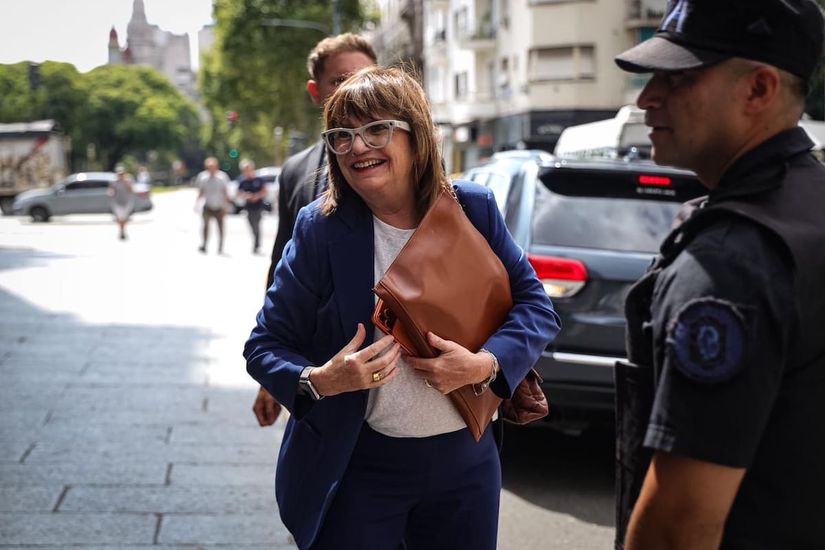 30 01 26 /
Patricia Bullrich entra al Senado previo a reunirse con los papas de Jeremías Monzón.